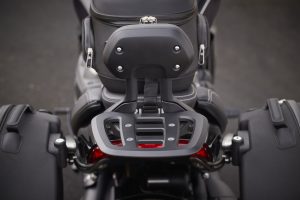 Triumph Rocket 3 GT 2024 – Studioaufnahme mit Zubehör