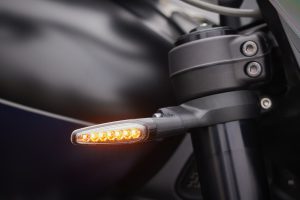 Triumph Rocket 3 GT 2024 – Studioaufnahme mit Zubehör