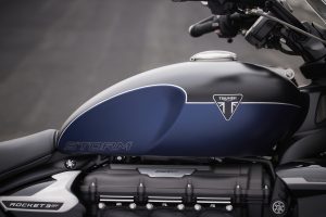 Triumph Rocket 3 GT 2024 – Studioaufnahme mit Zubehör