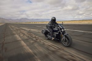 Triumph Rocket 3 GT 2024 – Studioaufnahme mit Zubehör