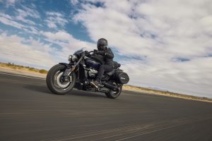 Triumph Rocket 3 GT 2024 – Studioaufnahme mit Zubehör