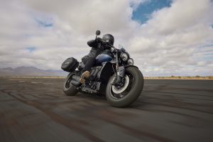 Triumph Rocket 3 GT 2024 – Studioaufnahme mit Zubehör