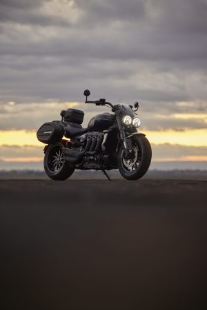 Triumph Rocket 3 GT 2024 – Studioaufnahme mit Zubehör
