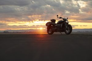 Triumph Rocket 3 GT 2024 – Studioaufnahme mit Zubehör
