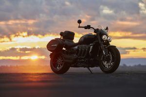 Triumph Rocket 3 GT 2024 – Studioaufnahme mit Zubehör