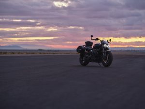 Triumph Rocket 3 GT 2024 – Studioaufnahme mit Zubehör