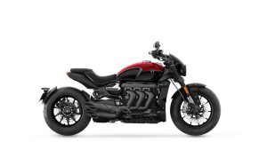 Triumph Rocket 3 R 2024 – Studio-Seitenansicht von rechts in Carnival Red