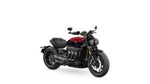 Triumph Rocket 3 R 2024 – Studio-Schraegansicht von vorne rechts in Carnival Red