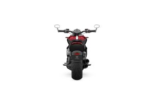 Triumph Rocket 3 R 2024 – Studio-Heckansicht in Carnival Red