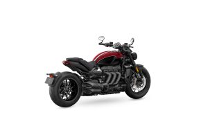 Triumph Rocket 3 R 2024 – Studio-Schraegansicht von vorne links in Carnival Red