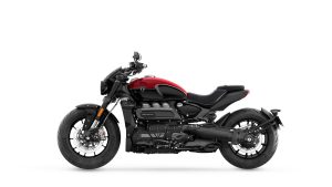 Triumph Rocket 3 R 2024 – Studio-Seitenansicht von links in Carnival Red