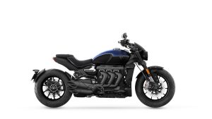 Triumph Rocket 3 R 2024 – Studio-Seitenansicht von rechts in Pacific Blue