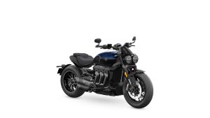 Triumph Rocket 3 R 2024 – Studio-Schraegansicht von vorne rechts in Pacific Blue