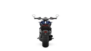 Triumph Rocket 3 R 2024 – Studio-Heckansicht in Pacific Blue
