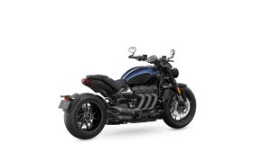 Triumph Rocket 3 R 2024 – Studio-Schraegansicht von vorne links in Pacific Blue