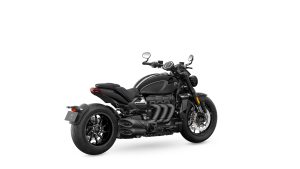 Triumph Rocket 3 R 2024 – Studio-Schraegansicht von vorne links in Granite