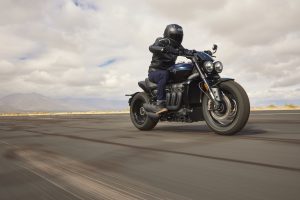 Triumph Rocket 3 R 2024 – Studioaufnahme mit Zubehör