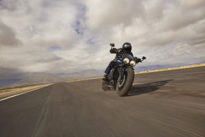 Triumph Rocket 3 R 2024 – Studioaufnahme mit Zubehör