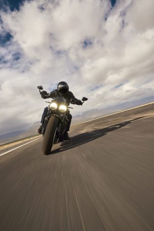 Triumph Rocket 3 R 2024 – Studioaufnahme mit Zubehör