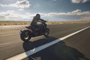 Triumph Rocket 3 R 2024 – Studioaufnahme mit Zubehör