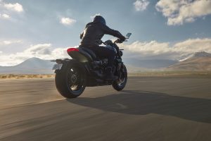 Triumph Rocket 3 R 2024 – Studioaufnahme mit Zubehör