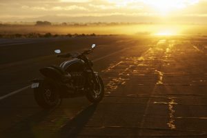 Triumph Rocket 3 R 2024 – Studioaufnahme mit Zubehör