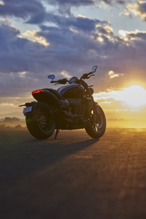 Triumph Rocket 3 R 2024 – Studioaufnahme mit Zubehör