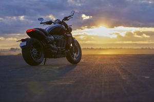Triumph Rocket 3 R 2024 – Studioaufnahme mit Zubehör