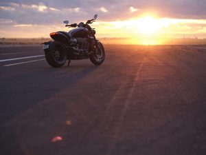 Triumph Rocket 3 R 2024 – Studioaufnahme mit Zubehör