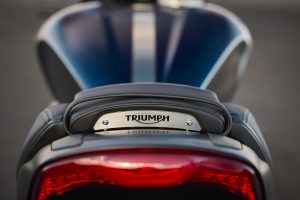Triumph Rocket 3 R 2024 – Studioaufnahme mit Zubehör