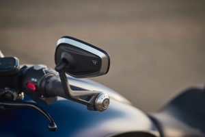 Triumph Rocket 3 R 2024 – Studioaufnahme mit Zubehör
