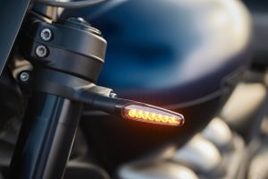 Triumph Rocket 3 R 2024 – Studioaufnahme mit Zubehör