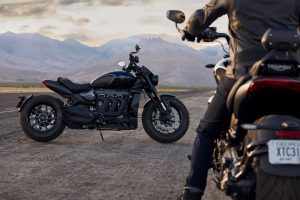 Triumph Rocket 3 R 2024 – Studioaufnahme mit Zubehör