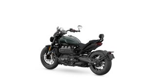 Triumph Rocket 3 Storm GT 2027 in Base Marine – Dreiviertel-Heckansicht von links vor weißem Studiohintergrund