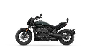 Triumph Rocket 3 Storm GT 2027 in Base Marine – Seitenansicht von links vor weißem Studiohintergrund