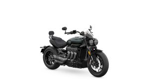 Triumph Rocket 3 Storm GT 2027 in Base Marine – Dreiviertel-Frontansicht von rechts vor weißem Studiohintergrund