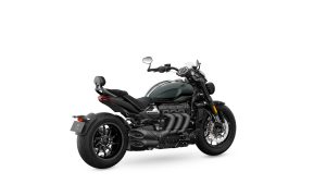 Triumph Rocket 3 Storm GT 2027 in Base Marine – Dreiviertel-Heckansicht von rechts vor weißem Studiohintergrund