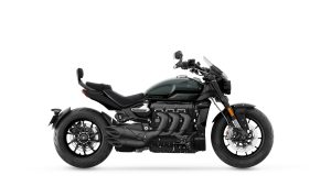 Triumph Rocket 3 Storm GT 2027 in Base Marine – Seitenansicht von rechts vor weißem Studiohintergrund