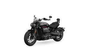 Triumph Rocket 3 Storm GT 2027 in Mineral Grey – Dreiviertel-Frontansicht von links vor weißem Studiohintergrund
