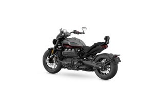 Triumph Rocket 3 Storm GT 2027 in Mineral Grey – Dreiviertel-Heckansicht von links vor weißem Studiohintergrund