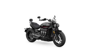 Triumph Rocket 3 Storm GT 2027 in Mineral Grey – Dreiviertel-Frontansicht von rechts vor weißem Studiohintergrund
