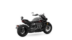 Triumph Rocket 3 Storm GT 2027 in Mineral Grey – Dreiviertel-Heckansicht von rechts vor weißem Studiohintergrund