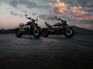 Triumph Rocket 3 Storm GT 2027 – zwei Rocket 3 Storm Modelle vor Bergkulisse im Abendlicht
