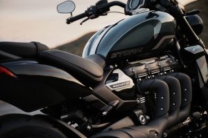 Triumph Rocket 3 Storm GT 2027 – Detailansicht des Base-Marine-Tanks mit Storm-Grafik über dem Dreizylindermotor