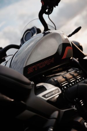 Triumph Rocket 3 Storm GT 2027 – Detailansicht des Mineral-Grey-Tanks mit Storm-Grafik
