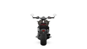Triumph Rocket 3 Storm R 2027 in Ironstone und Storm Grey – Heckansicht vor weißem Studiohintergrund