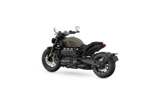 Triumph Rocket 3 Storm R 2027 in Ironstone und Storm Grey – Dreiviertel-Heckansicht von links vor weißem Studiohintergrund