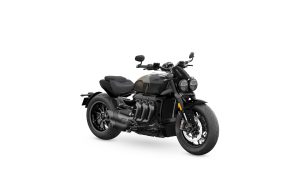 Triumph Rocket 3 Storm R 2027 in Ironstone und Storm Grey – Dreiviertel-Frontansicht von rechts vor weißem Studiohintergrund