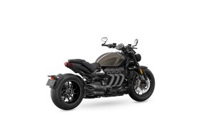 Triumph Rocket 3 Storm R 2027 in Ironstone und Storm Grey – Dreiviertel-Heckansicht von rechts vor weißem Studiohintergrund