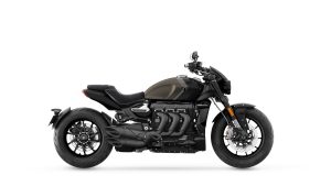 Triumph Rocket 3 Storm R 2027 in Ironstone und Storm Grey – Seitenansicht von rechts vor weißem Studiohintergrund